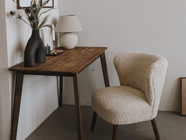 A cosy wooden desk setup with decorative items like vases, candles, and a lamp in a warmly lit corner. A cosy wooden desk setup with decorative items like vases, candles, and a lamp in a warmly lit corner.